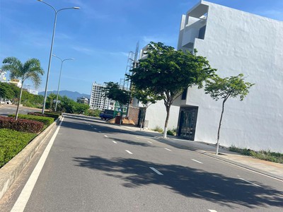Cần bán gấp gấp lô đất đường a2-kđt vcn phước long 2-rẻ nhất tt giá chỉ 66 triệu/m2 đáng đầu tư. 1