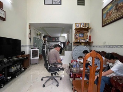 Nhà diện tích to 4mx12m đúc lửng đường 4m thông ngay chợ hiẹp thành q12 1
