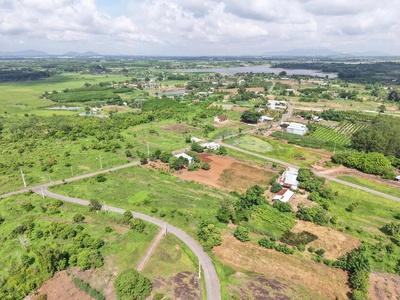 2.500m   gần hồ suối môn   có 740m  tc  40 m mt  nhựa 8m   giá chỉ 1,6 triệu/m 2