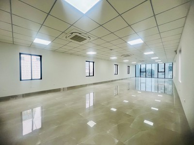 Chính chủ bán tòa nhà văn phòng cực đẹp mặt phố hồng tiến, diện tích gần 500m , xây 9 tầng  7 tầng 0