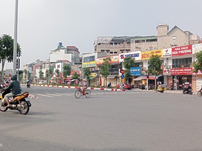 Chính chủ bán tòa nhà văn phòng cực đẹp mặt phố hồng tiến, diện tích gần 500m , xây 9 tầng  7 tầng 1
