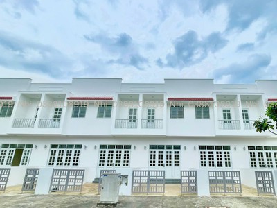 Nhà phố sổ hồng riêng   Ngay trung tâm KCN Phước Đông 3