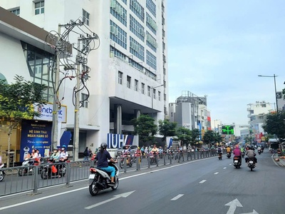 Dòng tiền 68tr/th - chỉ 12.5 tỷ - tl - khai thác full phòng - có thang máy - xe hơi 7c thông - dqh 3