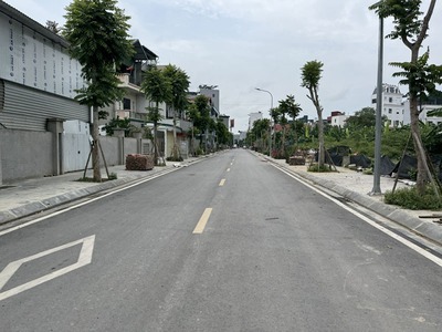 Cần bán 114,5m2 đất mặt phố 729 Bát Khối. Đường 13,5m, gần đầu đường 379 Ecopark và cầu Thanh Trì 4