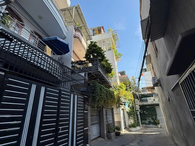 Nhà 5 tầng  p.lộc thọ cũ  trung tâm nha trang  dt 58m2 ngang 4,2m giá: 8tỷ5 lh e thanh 1