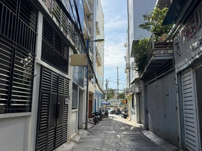 Nhà 5 tầng  p.lộc thọ cũ  trung tâm nha trang  dt 58m2 ngang 4,2m giá: 8tỷ5 lh e thanh 0