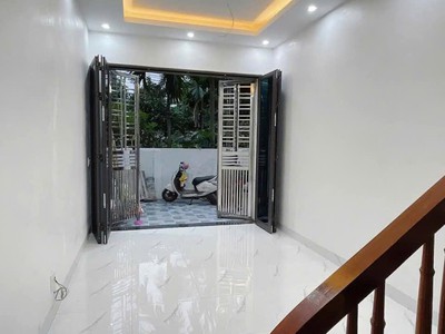 Cần bán gấp   nhà 3 tầng mới xây   ngõ đường hùng vương   chỉ việc xách vali về ở.giá chỉ nhỉnh 1 tỷ 0