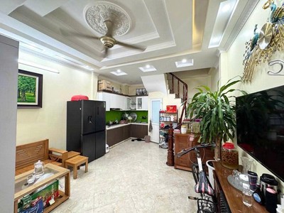 - minh khai nhà đẹp, thoáng trước sau, vài bước chân ra ô tô tránh 1