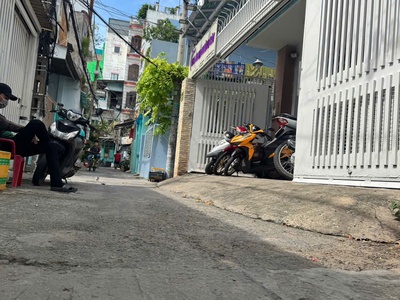 Chỉ 2.6 tỷ tl   hẻm 1 trục thẳng 40m ra mặt tiền   sát khu ẩm thực   gần chợ vải phú thọ hoà   dt 2 2