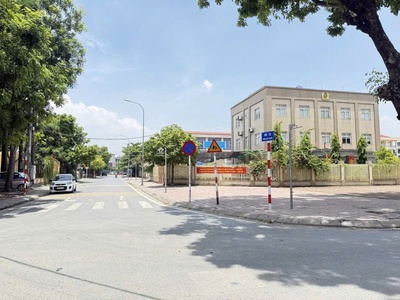 Bán đất đông ngạc 56 m,7 mt,lô góc,oto vào đất,thông ,kinh doanh.sổ đỏ nở hậu ,chào 12 tỷ 1