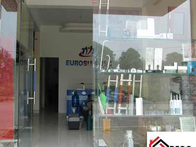 Giá cửa kính cường lực mở quay năm 2025 0