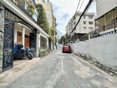 Phú nhuận - xe hơi 7 chỗ vào nhà - hẻm đẹp phân lô có công viên 0