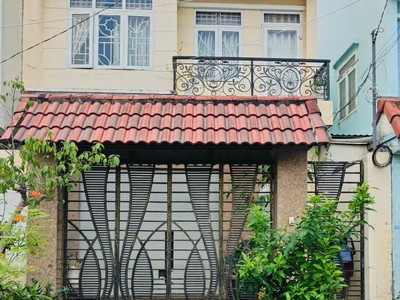 Giảm 2.85 tỷ  nhà mt 2 tầng hxt 112m2, vuông   song hành q12 0