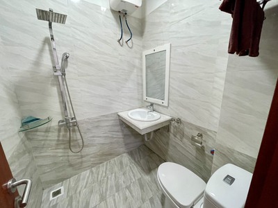 Cho thuê căn hộ phố Văn Cao, 2 p.ngủ  80m2 . 1