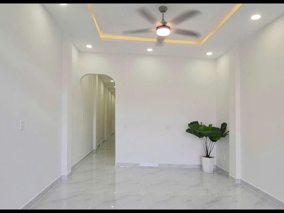 Nhà mặt tiền đường 179 phường tân phú DT 95m cấp 4 0
