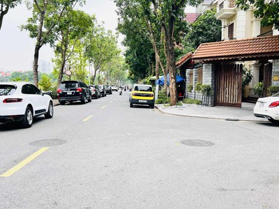 Biệt thự khu đô thị việt hưng, 240m x 4 tầng, mặt tiền 13m, khu vực cực sầm uất, kinh doanh ngày đêm 0