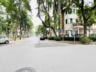 Biệt thự khu đô thị việt hưng, 240m x 4 tầng, mặt tiền 13m, khu vực cực sầm uất, kinh doanh ngày đêm 2
