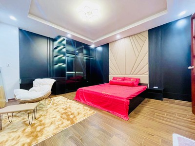 Bán nhà phạm văn đồng nhà 5 tầng đẹp 40m , lô góc, ngõ thông ô tô, giá chỉ 9 tỷ 4