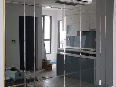 Lắp đặt kính thủy màu xám khói trang trí phòng khách 0