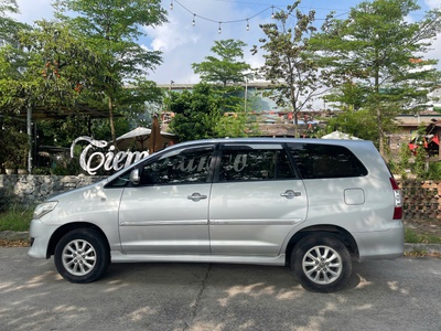 Tôi cần bán chiếc xe ô tô Toyota Innova 2.0E màu bạc 2