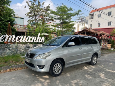 Tôi cần bán chiếc xe ô tô Toyota Innova 2.0E màu bạc 1