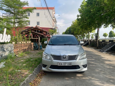 Tôi cần bán chiếc xe ô tô Toyota Innova 2.0E màu bạc 0