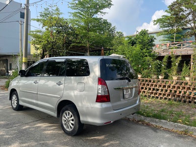 Tôi cần bán chiếc xe ô tô Toyota Innova 2.0E màu bạc 7
