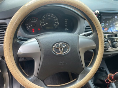 Tôi cần bán chiếc xe ô tô Toyota Innova 2.0E màu bạc 4