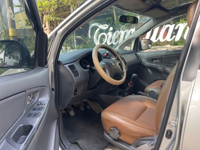 Tôi cần bán chiếc xe ô tô Toyota Innova 2.0E màu bạc 3