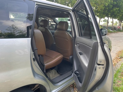 Tôi cần bán chiếc xe ô tô Toyota Innova 2.0E màu bạc 6