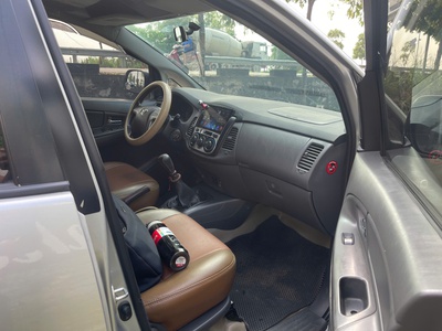 Tôi cần bán chiếc xe ô tô Toyota Innova 2.0E màu bạc 5