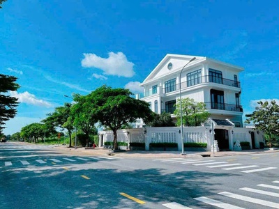  CẦN BÁN ĐẤT   Trung Tâm PHƯỜNG 4   TP TÂN AN   LONG AN   100M    GIÁ 1.8 TỶ  0