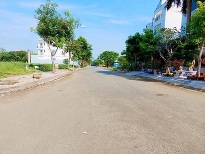  CẦN BÁN ĐẤT   Trung Tâm PHƯỜNG 4   TP TÂN AN   LONG AN   100M    GIÁ 1.8 TỶ  2