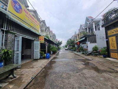 Bán nhà 2 tầng dĩan,shr đường 2 xe hơi thông,gần chợ tân long 4