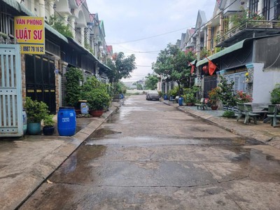 Bán nhà 2 tầng dĩan,shr đường 2 xe hơi thông,gần chợ tân long 1