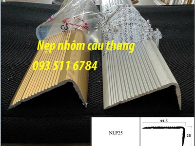 Nẹp cầu thang chống trượt nẹp V inox ốp góc 1