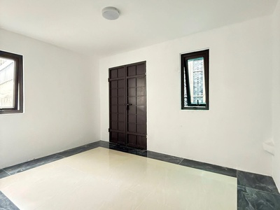 Bán nhà mặt phố Nguyễn Ngọc Vũ, SĐCC 30m2 x 5 tầng 3