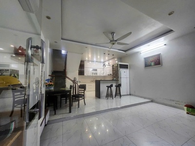 Cho thuê nhà Văn Cao, DT: 45m2, 3 p.ngủ full đồ. 0