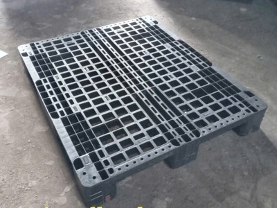 Thanh lý gấp lô pallet nhựa 3 chân suốt, hàng cực kỳ chắc chắn, giá siêu tốt. 1