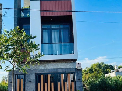 Bán nhà 1 trệt 2 lầu   80m    4pn   5wc   gần UNBD P4 Tân An Long An   giá 2 tỷ 500 0