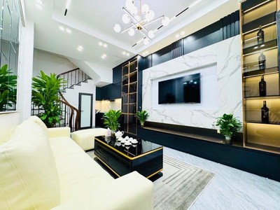 Bán gấp nhà đẹp ngọc thụy   long biên  45m    5 tầng   giá 6,xx tỷ  gần ô tô 1