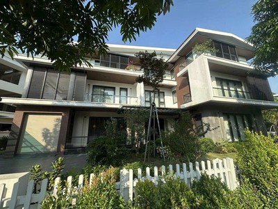 Cho thuê căn biệt thự siêu rộng Ecopark HD, dt đất hơn 500m2, 3 tầng, 5 ngủ, lô góc đẹp 5
