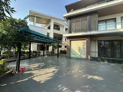 Cho thuê căn biệt thự siêu rộng Ecopark HD, dt đất hơn 500m2, 3 tầng, 5 ngủ, lô góc đẹp 6