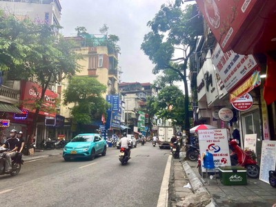 Mặt phố - nhà mới đẹp - lô góc - thang máy -  đang cho ngân hàng thuê 70triệu 1 tháng 0