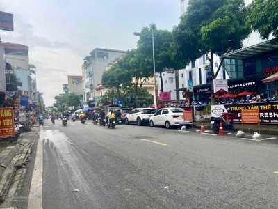 Mặt phố - nhà mới đẹp - lô góc - thang máy -  đang cho ngân hàng thuê 70triệu 1 tháng 1