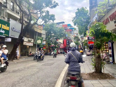 Mặt phố - nhà mới đẹp - lô góc - thang máy -  đang cho ngân hàng thuê 70triệu 1 tháng 2