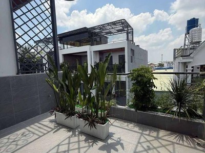 Siêu phẩm 5 tầng thiết kế sang trọng hiện đại 53m2, tặng full nội thất cao cấp. gần ngã ba đông 4