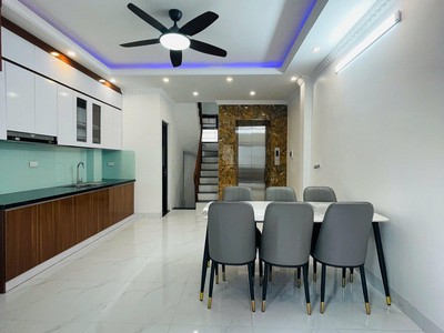 Bán nhà phạm văn đồng 40m xây mới 6 tầng thang máy ngõ thông gần ô tô 0