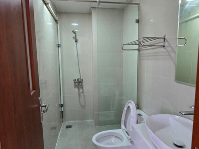 Tòa nhà văn phòng bên mình còn các sàn trống làm văn phòng 150m  giá 20triệu/th 2