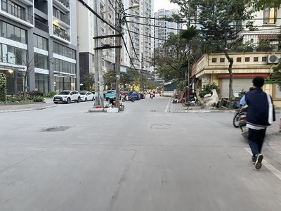 Bán nhà C4 mặt phố 390 Nguyễn Văn Cừ: 37,4m2 đối diện 3 chung cư Berriver và gần Bệnh viện Tâm Anh 1